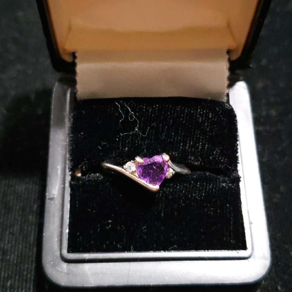 Silver Tone Twist Ring w/ Heart Shaped Amethyst & CZ Stones on sides